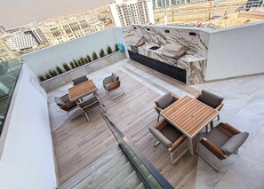 Outdoor dining - Free housekeeping visits during your stay - StayShort - Studio in Al Barsha that Sleeps 4 with Premium Building Amenities (Dubai)
