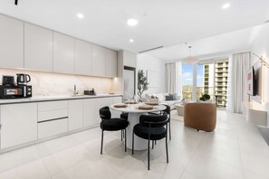 Interior - Free housekeeping visits during your stay - StayShort - Beach Front 1 Bed that Sleeps 4 with Amazing Views (Dubai)