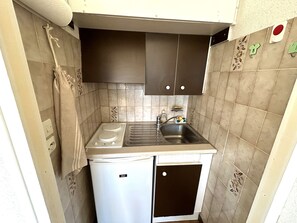 Kühlschrank, Mikrowelle, Herdplatte, Wasserkocher mit Kaffee-/Teezubehör