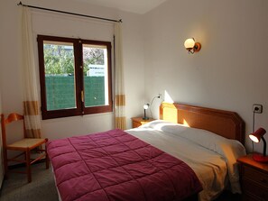 3 bedrooms - 6-Person Apartment, Air-conditioned, Near Beach (Llançà)