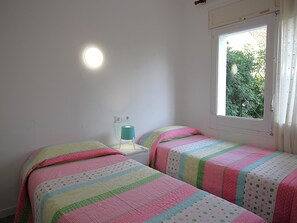 2 bedrooms - Ground Floor Apt 4 Guests with Terrace and Parking Near Beach (Llançà)