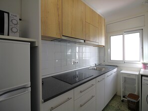 Refrigerador, microondas, parrilla de estufa y cafetera y tetera 
