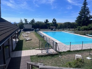 Pool - 4-Person Apartment with Pool in Super-Besse (Besse-et-Saint-Anastaise-Super Besse)