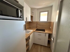Fridge, microwave, oven, stovetop - Charming Apartment for 4 with Parking, Near Beach (Argelès-sur-Mer)
