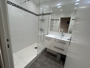 Bathroom - Charming Apartment for 4 with Parking, Near Beach (Argelès-sur-Mer)