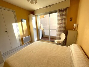 Room - Charming Apartment for 4 with Parking, Near Beach (Argelès-sur-Mer)