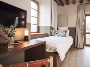 4 bedrooms, free WiFi, wheelchair access - 14th Century Authentic Charm with WiFi and Parking in Contigny (Contigny)