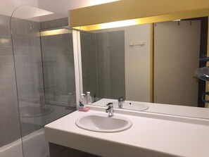 Bathroom - 6-Person Apartment at the Port with Private Parking (Argelès-sur-Mer)