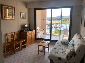 TV - 6-Person Apartment at the Port with Private Parking (Argelès-sur-Mer)