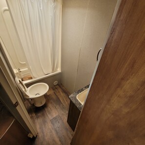 Serviettes fournies, papier toilette
