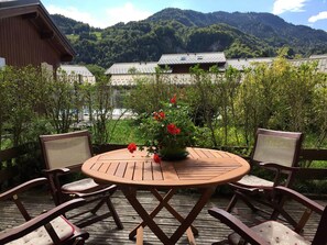 Outdoor dining - Charming 3-Room South, Pool & Pets Allowed (Samoëns)