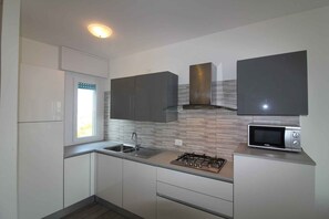 Fridge, microwave - Holiday apartment mit Pool und Meerblick (Lignano Sabbiadoro)