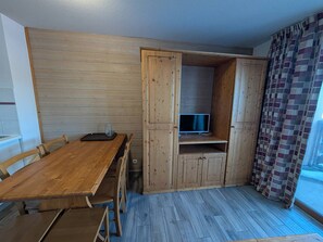 Dining - Charming 2-Bedroom with Parking and Mountain View Balcony (Les Angles)