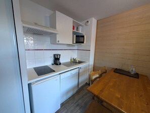 Fridge, microwave, dishwasher - Charming 2-Bedroom with Parking and Mountain View Balcony (Les Angles)