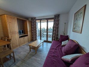 TV - Charming 2-Bedroom with Parking and Mountain View Balcony (Les Angles)