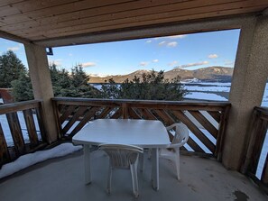 Outdoor dining - Charming 2-Bedroom with Parking and Mountain View Balcony (Les Angles)