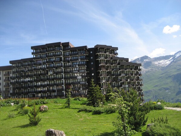 A multi-story hotel with a modern architectural design, featuring balconies and large windows. - Studio for 4 in Tignes, Pets allowed (Tignes)