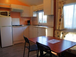 Jääkaappi, mikroaaltouuni, kahvin-/teenkeitin