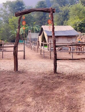 Tienda de campaña clásica, vista a la montaña | Área de sala de estar
