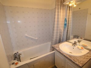 Bathroom - Luchon: Apt 2BR, Private Parking, Pets Allowed (Bagnères-de-Luchon)