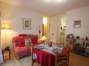 TV - Luchon: Apt 2BR, Private Parking, Pets Allowed (Bagnères-de-Luchon)