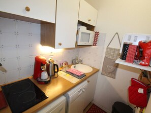Fridge, microwave, stovetop, coffee/tea maker - Luchon: Apt 2BR, Private Parking, Pets Allowed (Bagnères-de-Luchon)