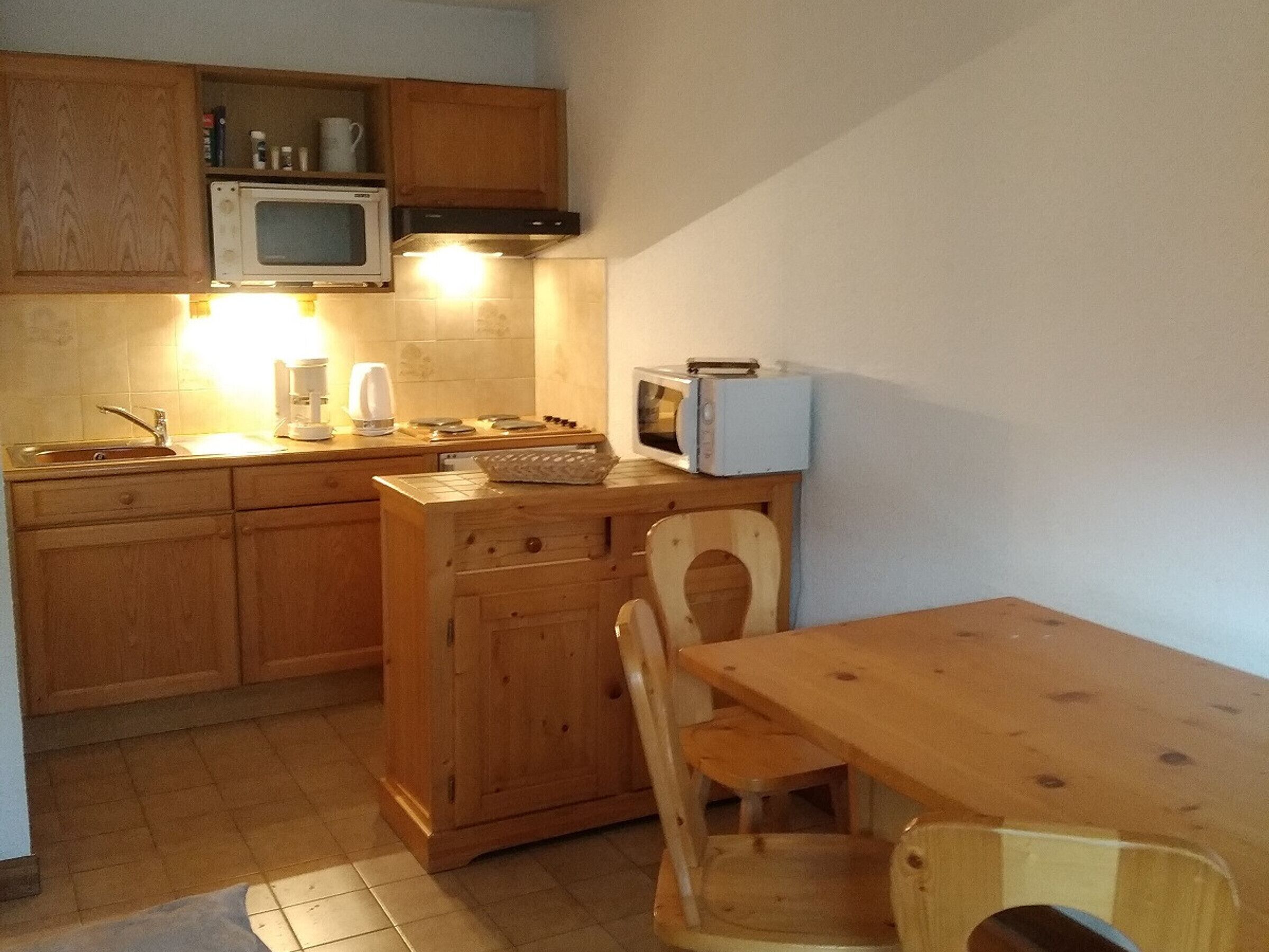 Cafetera y tetera, refrigerador, microondas y parrilla de estufa 