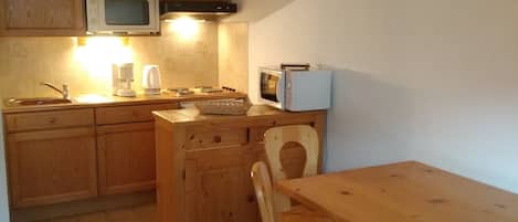 Coffee/tea maker, fridge, microwave, stovetop