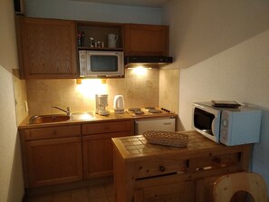 Kühlschrank, Mikrowelle, Herdplatte, Wasserkocher mit Kaffee-/Teezubehör