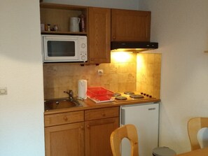 Fridge, microwave, stovetop, coffee/tea maker - Studio 4 pers Central - Pets Allowed (Arâches-la-Frasse)