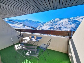 Outdoor dining - Cozy apartment in Les Menuires, at the foot of the slopes with balcony (Les Menuires)