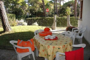 Outdoor dining - Holiday apartment mit Garten (Lignano Sabbiadoro)