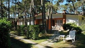 Un edificio con un sendero en el jardín que conduce a un patio amoblado.