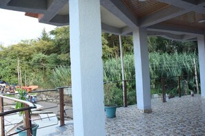 Familien-Doppel- oder -Zweibettzimmer, Balkon, Stadtblick | Terrasse/Patio