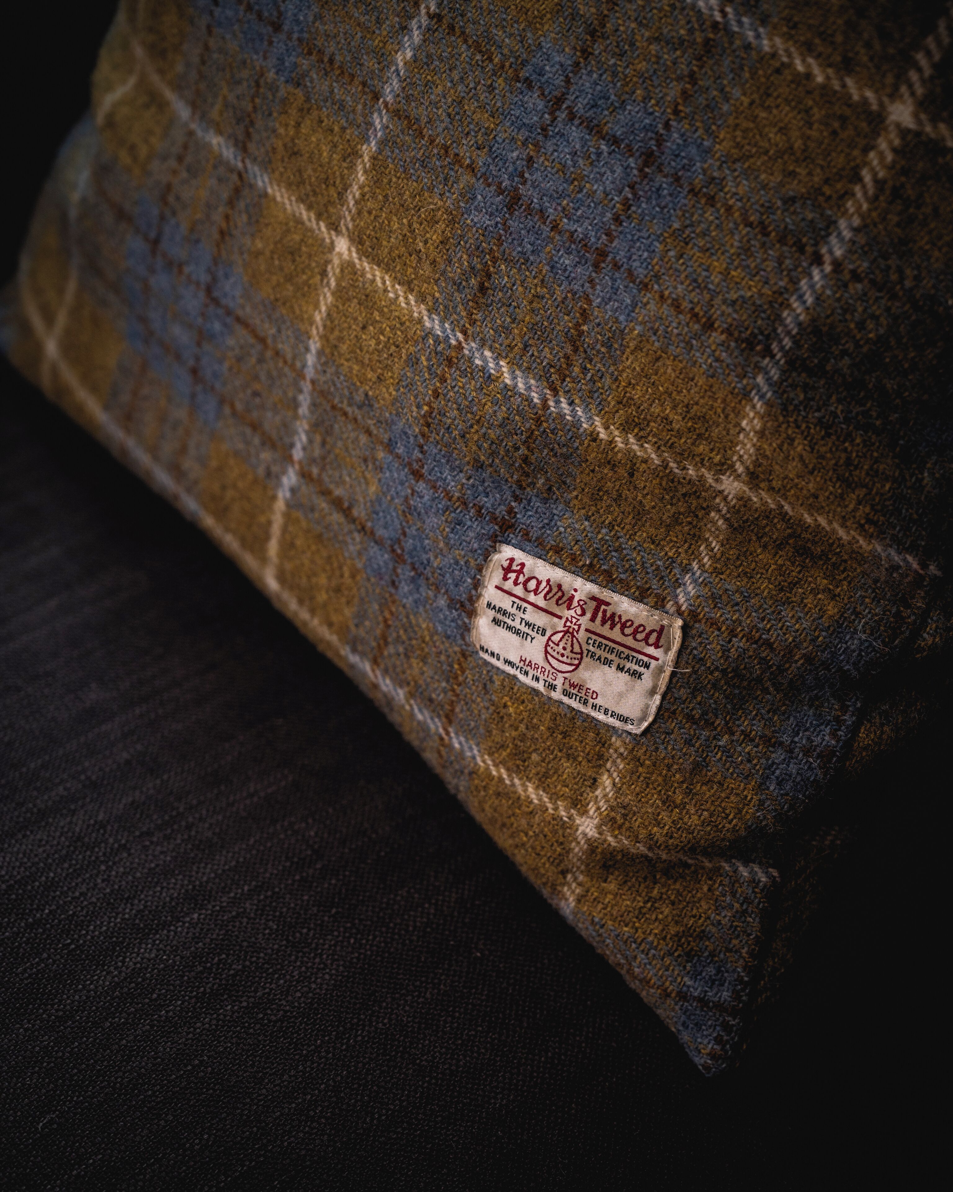 Ein Stoff mit einem Harris Tweed-Etikett.
