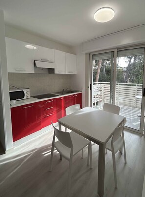 Fridge, stovetop - Holiday apartment mit Balkon (Lignano Sabbiadoro)