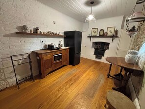 Kühlschrank, Mikrowelle, Wasserkocher mit Kaffee-/Teezubehör