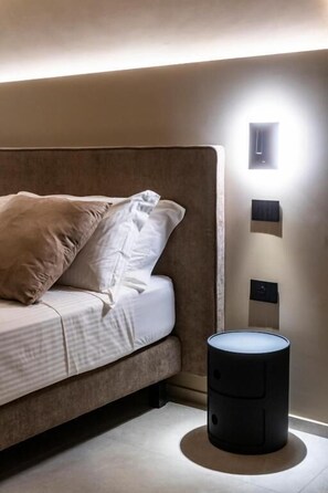 Habitació doble o amb dos llits individuals Deluxe, balcó | Minibar gratuït, caixa forta a l'habitació i decoració individual 