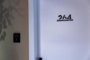 A door with the number 264 and the text "DUQUEI QUATRO" on it. - 3P Exclusive Rooms (Catania)