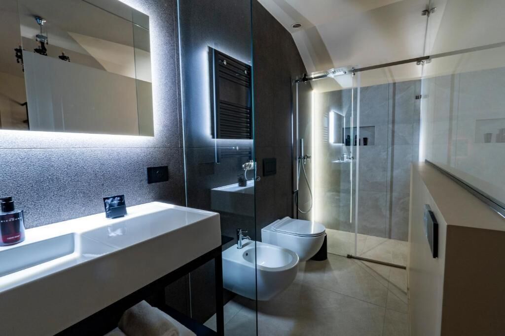 Deluxe-Doppel- oder -Zweibettzimmer, Balkon | Badezimmer | Hausschuhe