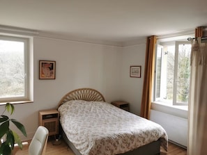 Fer et planche Ă repasser, accĂšs Ă Internet, literie fournie