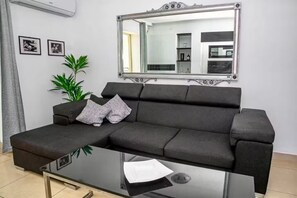 Living area - Chic & Central 3-Bedroom Apartment in Gzira (Il-Gżira)