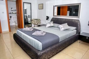 3 bedrooms, iron/ironing board, WiFi, bed sheets - Chic & Central 3-Bedroom Apartment in Gzira (Il-Gżira)