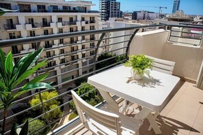 Outdoor dining - Chic & Central 3-Bedroom Apartment in Gzira (Il-Gżira)