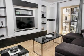 Living area - Chic & Central 3-Bedroom Apartment in Gzira (Il-Gżira)