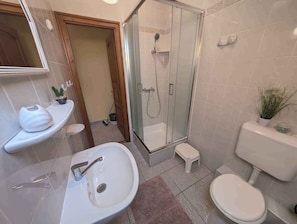 Bathroom - Holiday apartment with spacious rooms, Wi-Fi and air conditioning (Balatonboglár)
