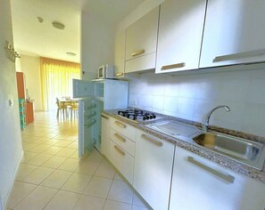 Kühlschrank, Mikrowelle, Herdplatte