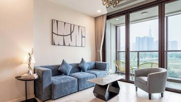 Leilighet – deluxe, 3 soverom, balkong | Oppholdsområde | En 47-tommers smart-TV med kabel-kanaler samt filmkjøp