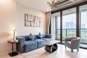 Leilighet – deluxe, 3 soverom, balkong | Oppholdsområde | En 47-tommers smart-TV med kabel-kanaler samt filmkjøp