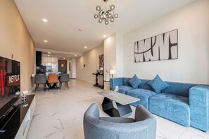 Deluxe-Apartment, 3 Schlafzimmer, Balkon | Wohnbereich | 47-Zoll-Smart-TV mit Kabelempfang, Pay-TV
